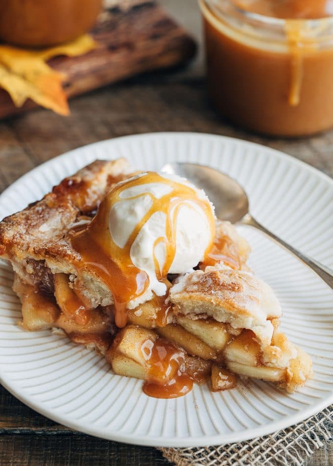 apple cider caramel drizzled over apple pie a'la mode