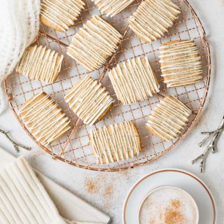 galletas de mantequilla de especias chai con rociado de chocolate blanco en una rejilla de enfriamiento