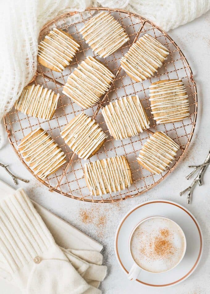 Chai spice shortbread cookie-uri cu ciocolată albă burniță pe un raft de răcire