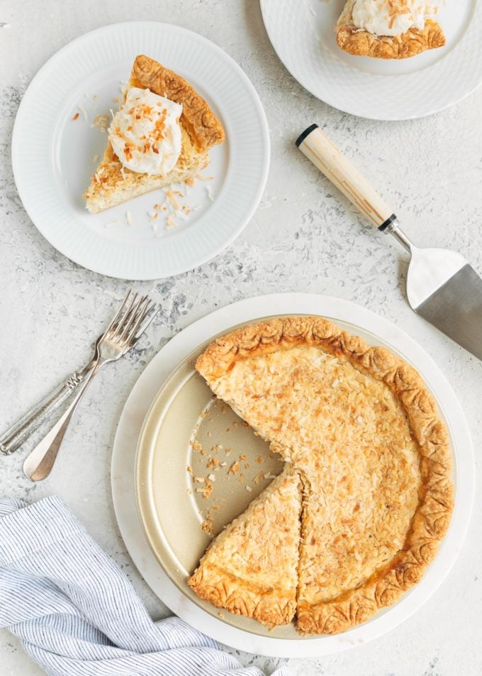 torta alla crema di cocco affettata, servita e impiattata