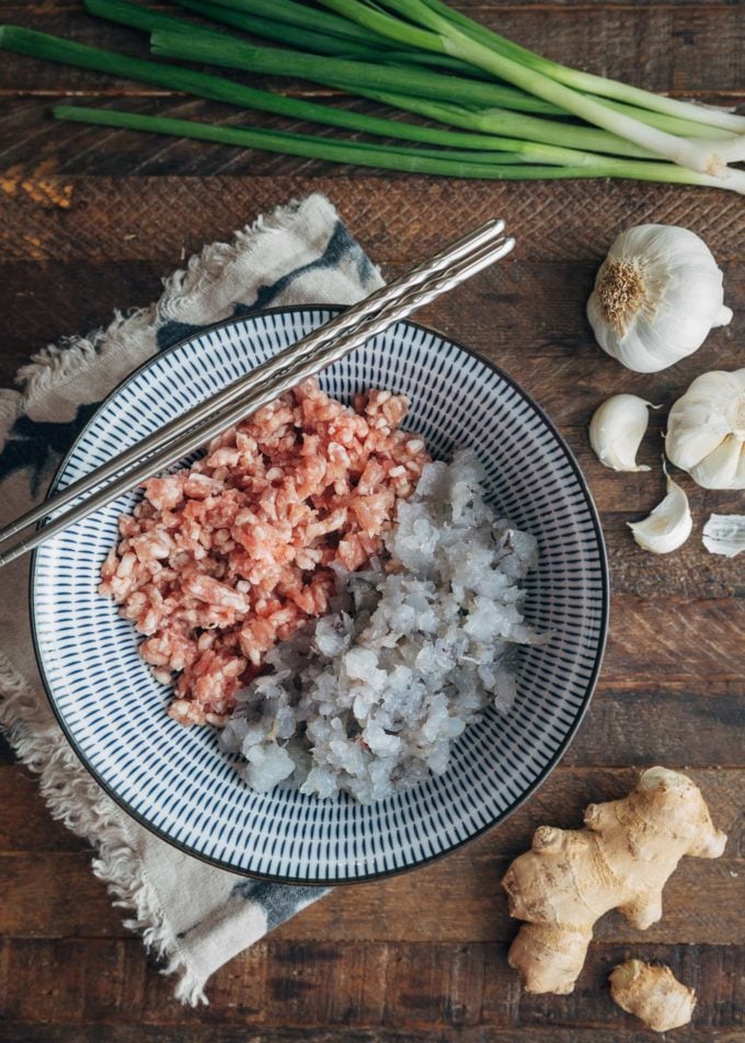 darált sertéshús és darált garnélarák egy tálban a wonton töltelékhez