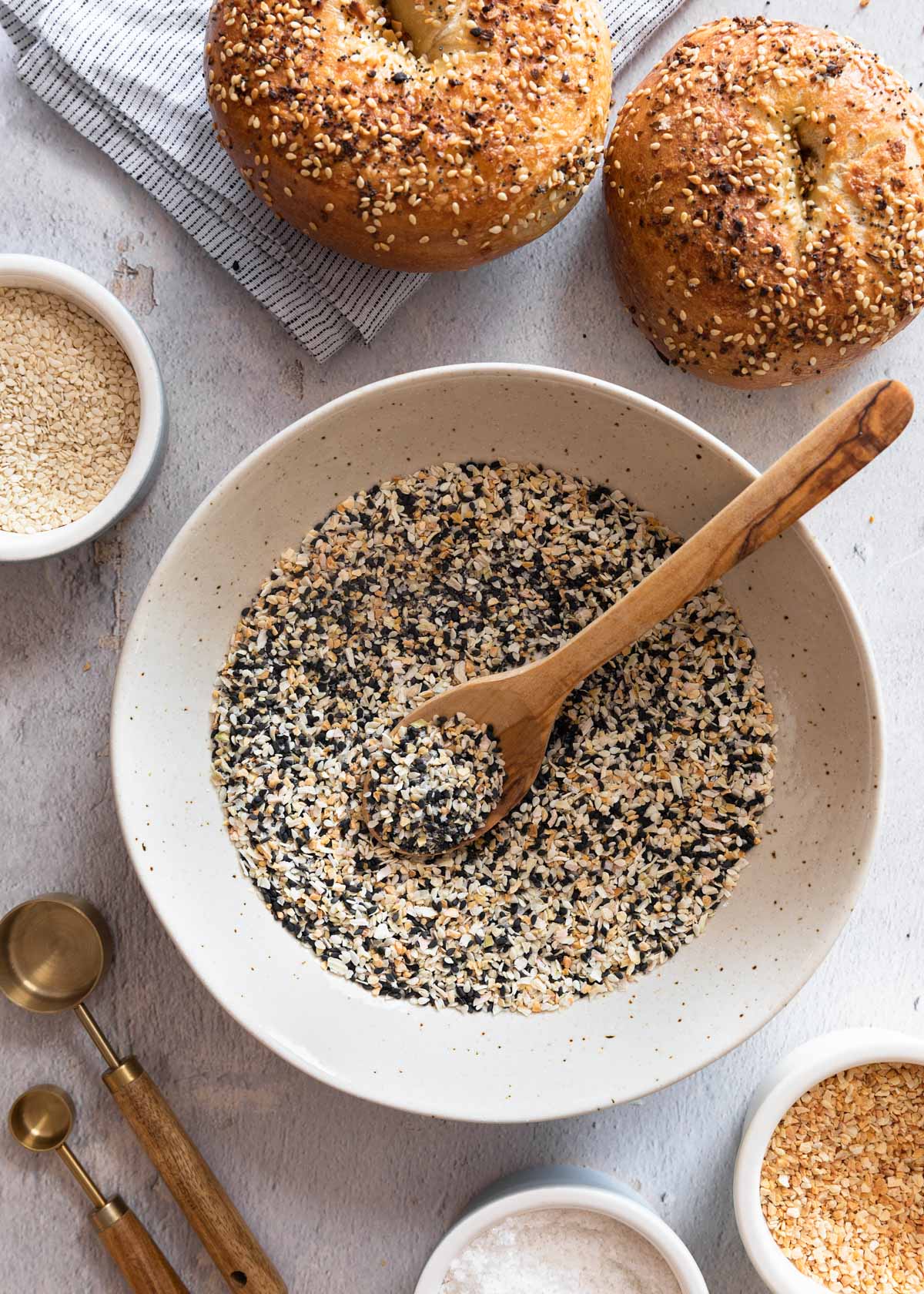 a bowl of everything bag seasoning made with un-toasted ingredients